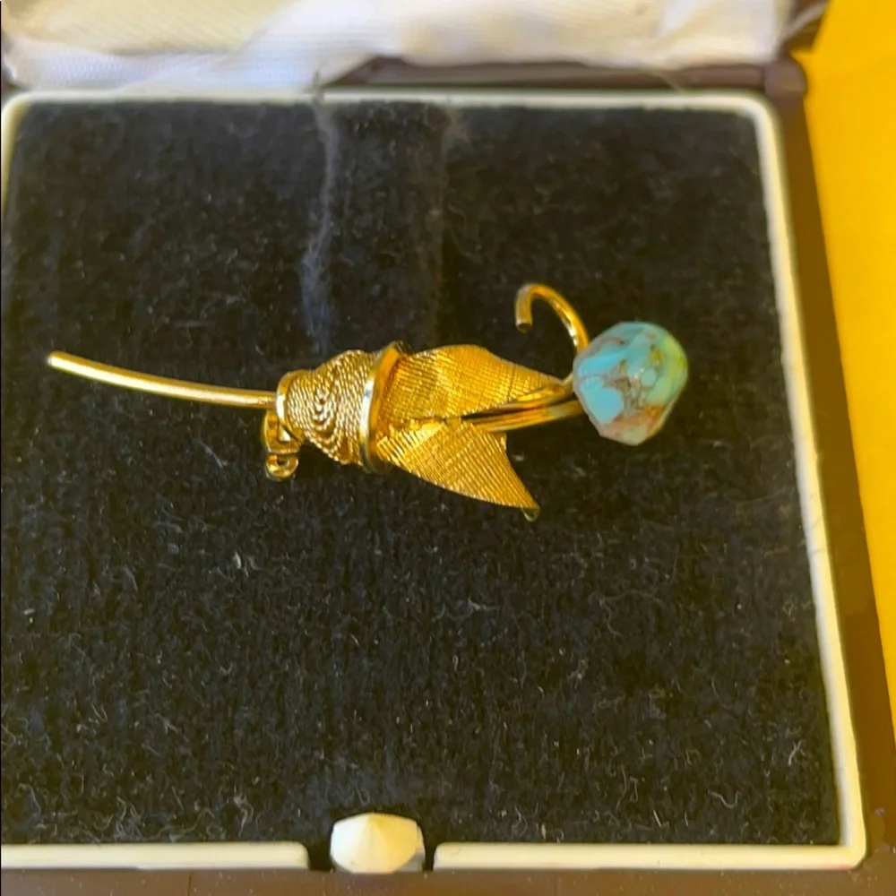 Antique gold brooch with turquoise